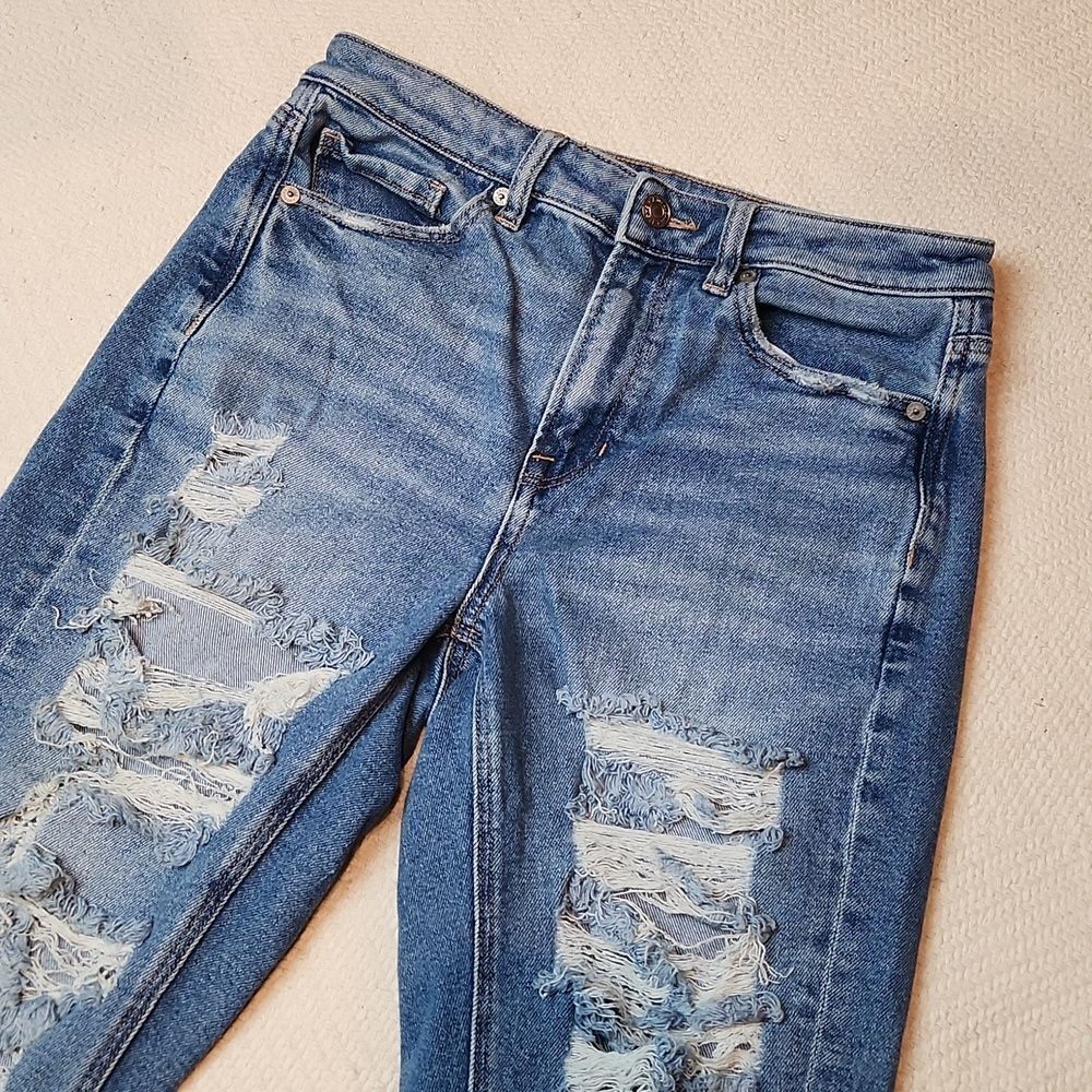 American Eagle‎ Distressed High Rise Mom Jean Size 4 - Picture 3 of 9